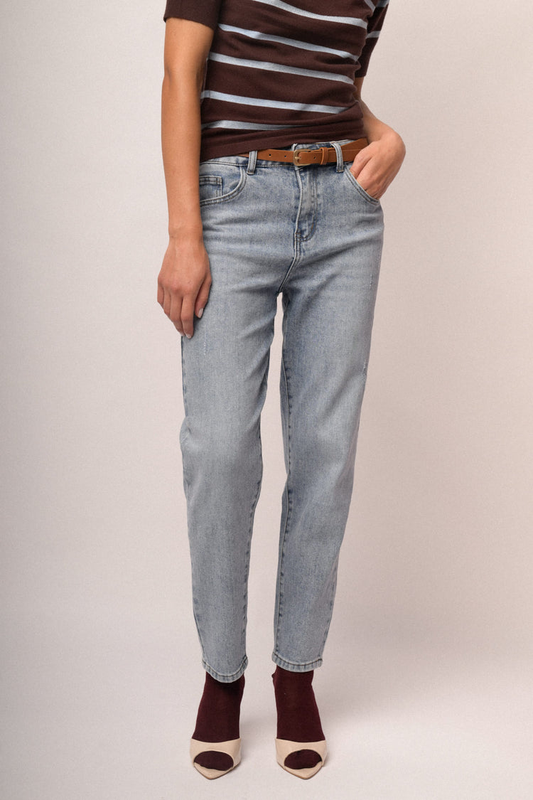 Jeans mom con cintura