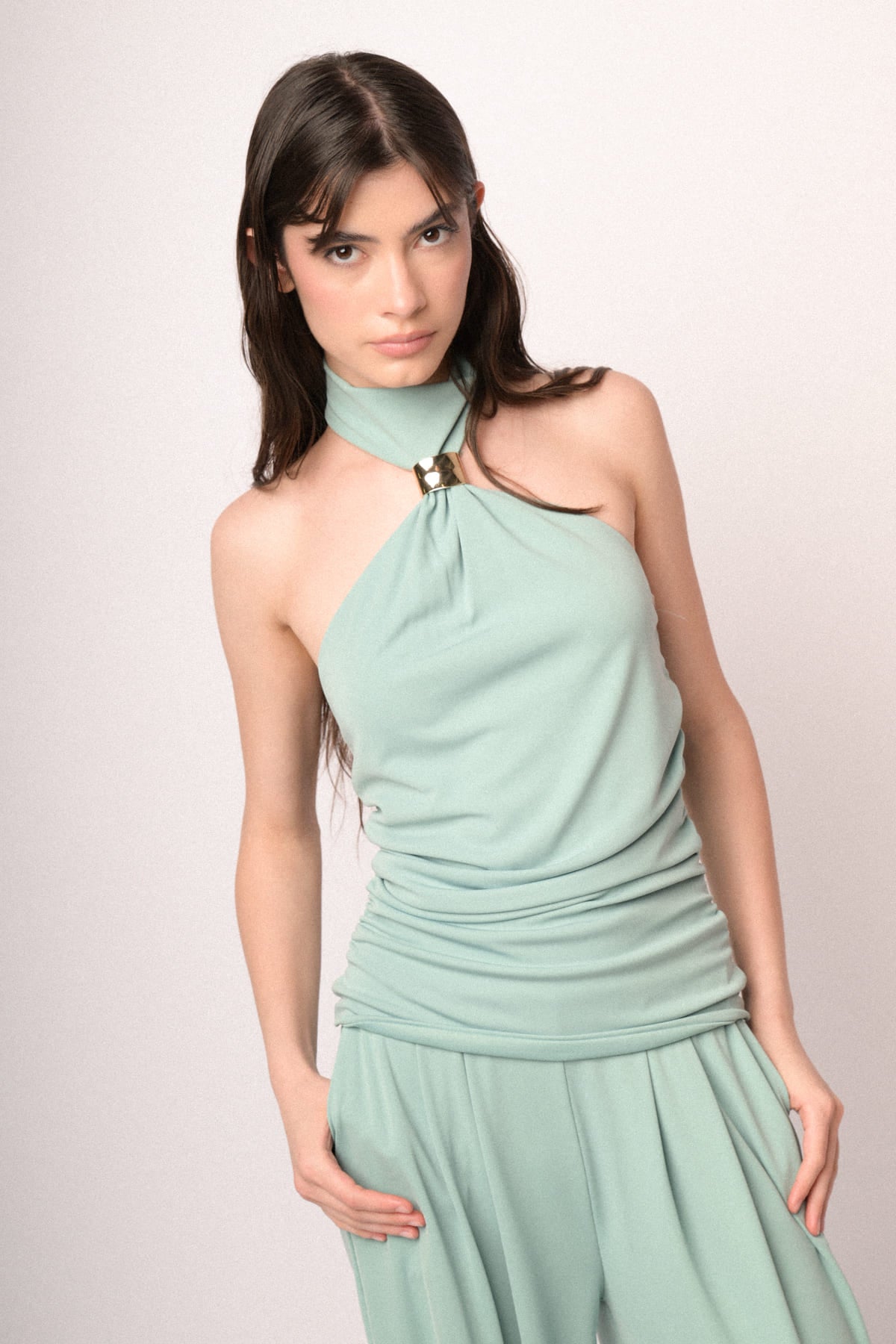 Top con accessorio oro