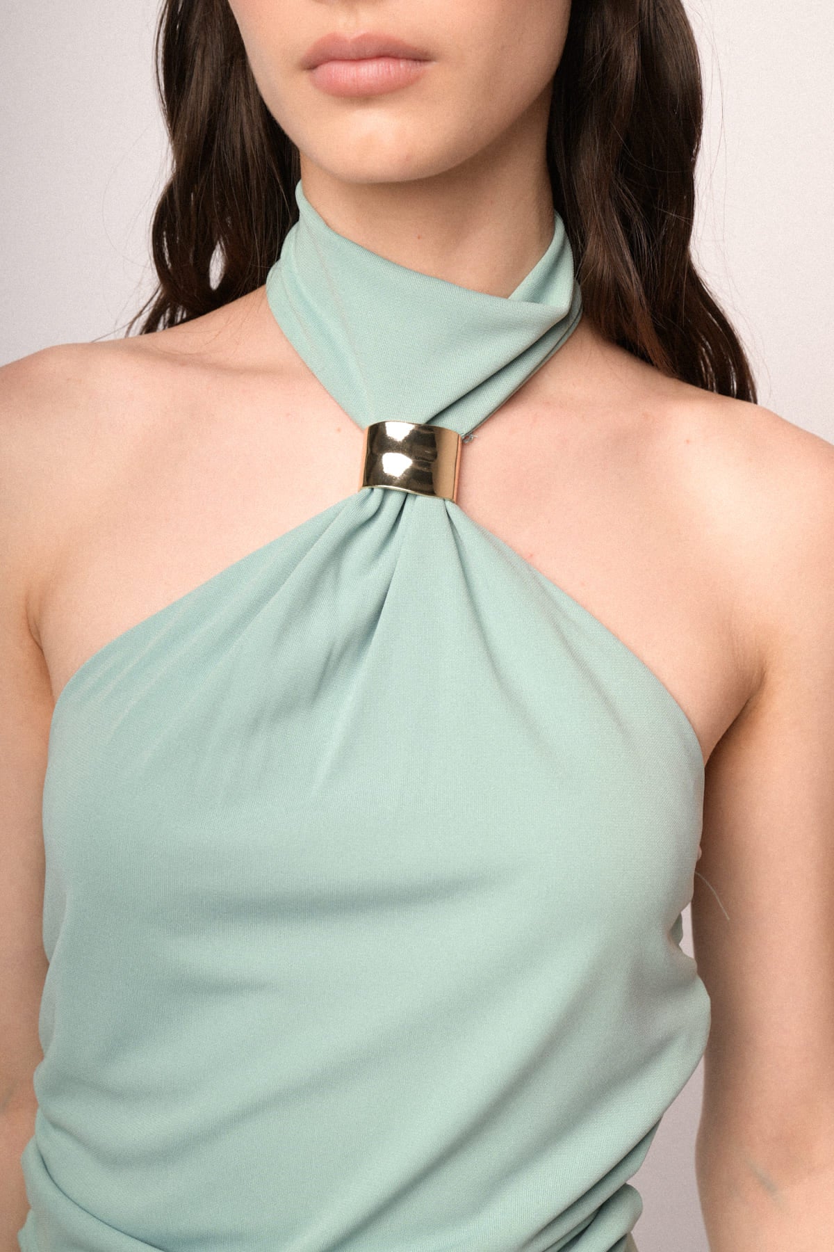 Top con accessorio oro