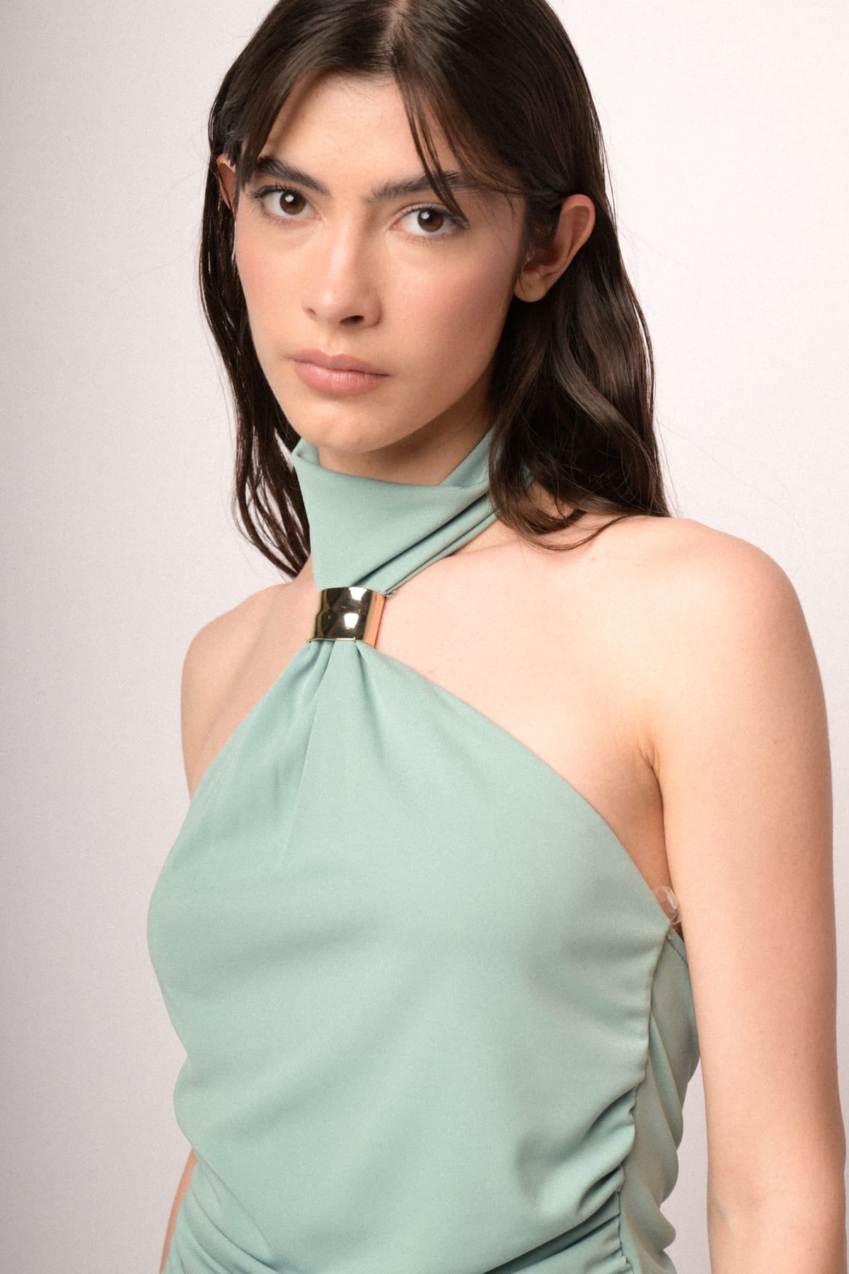 Top con accessorio oro