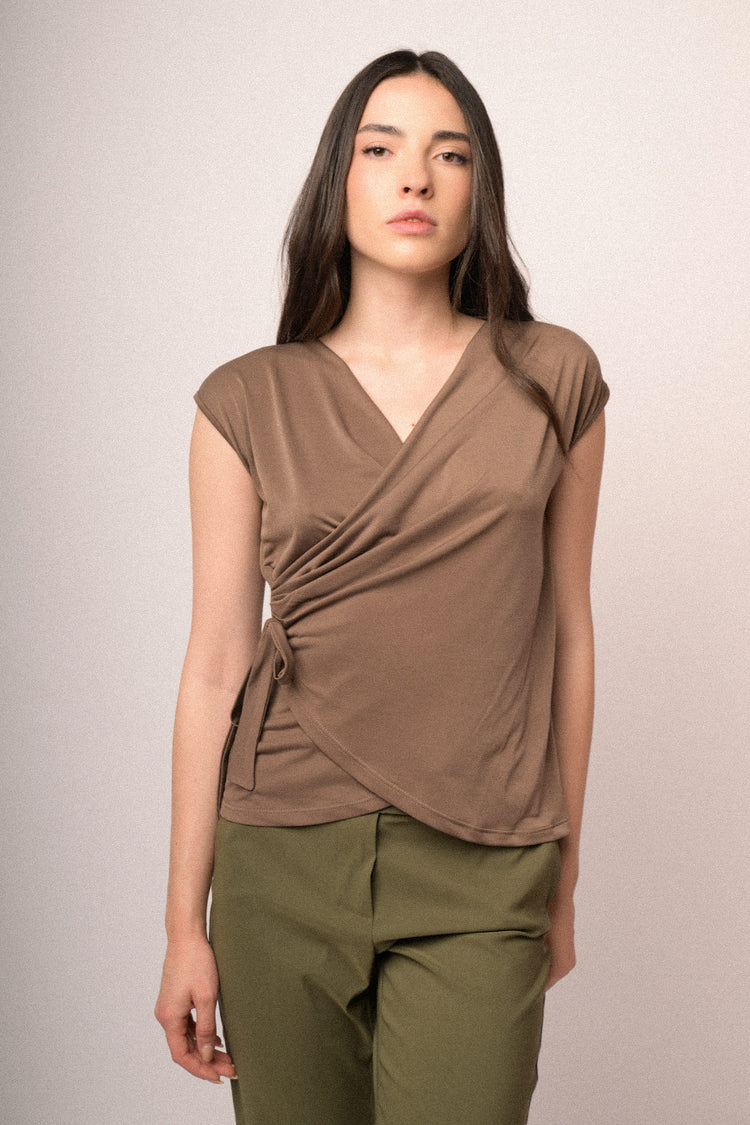Top a portafoglio con laccetti marrone
