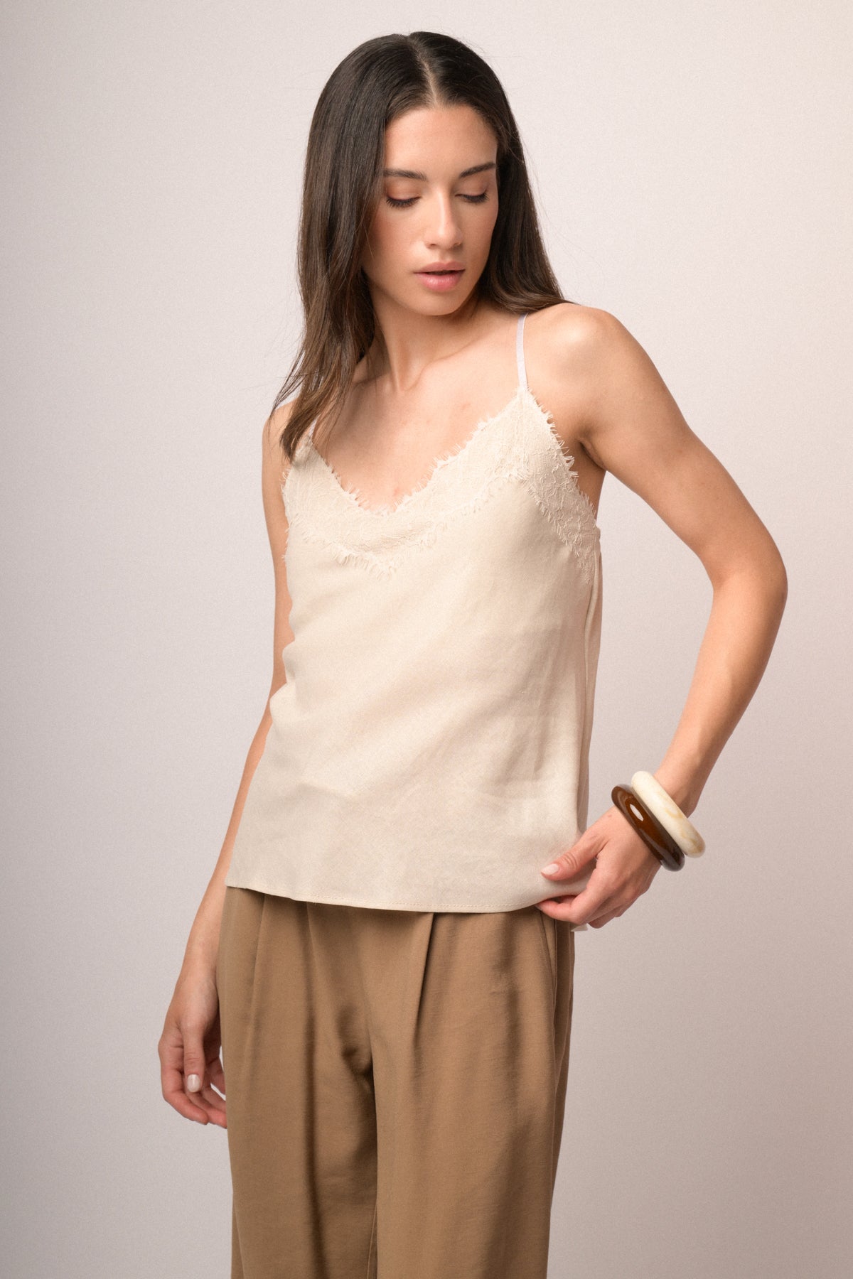 Top con pizzo misto lino