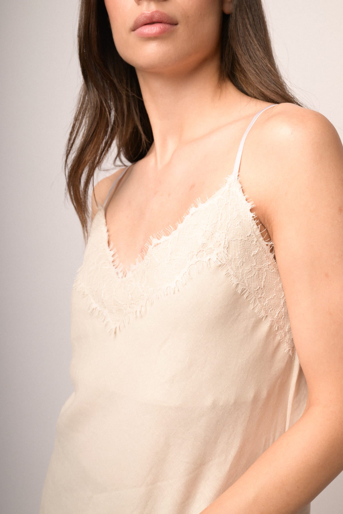 Top con pizzo misto lino