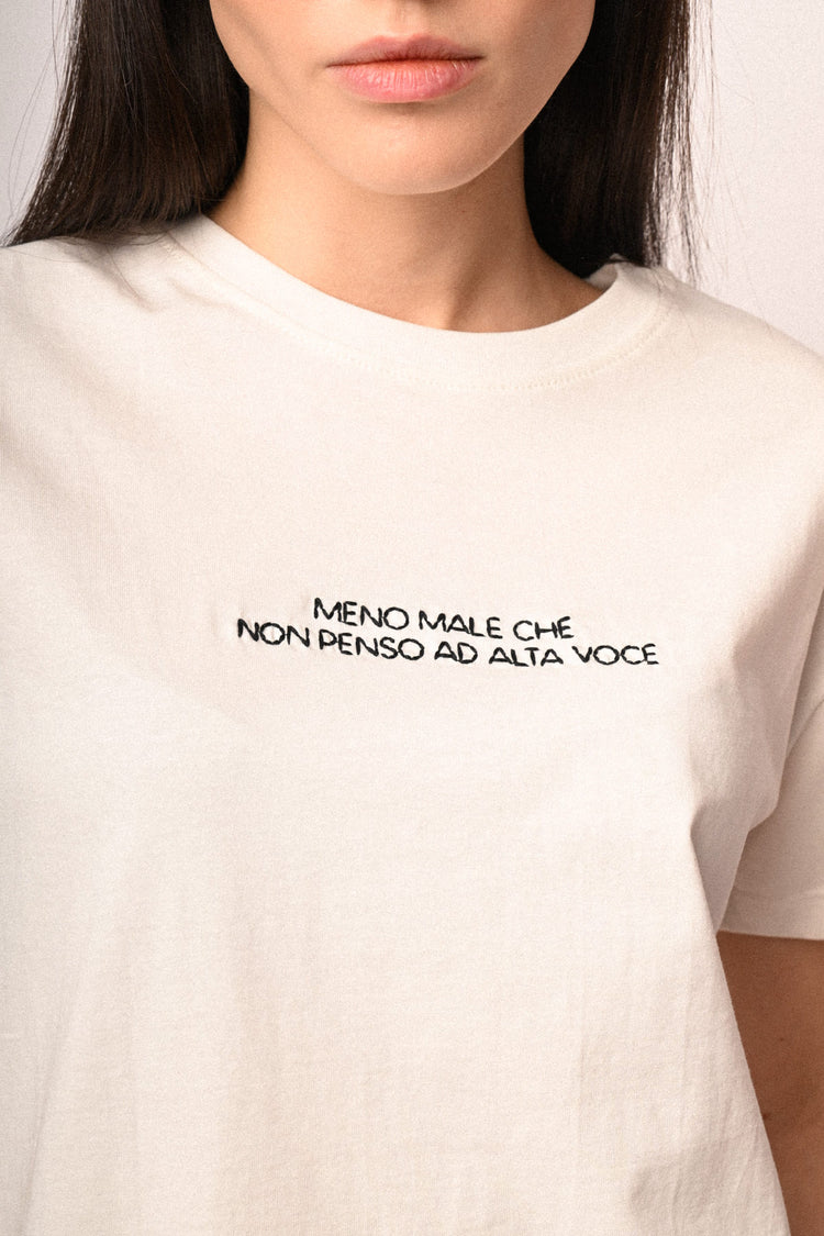 T-shirt con scritta ricamata