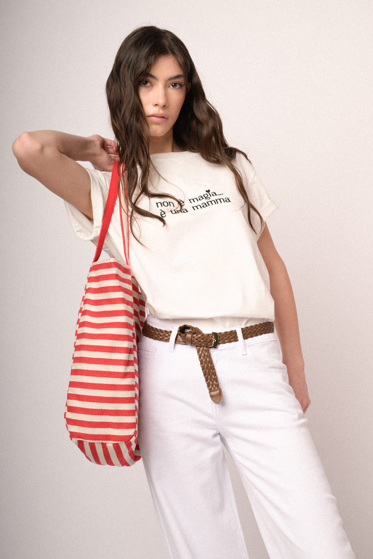 T-shirt in cotone bianco con scritta ricamata