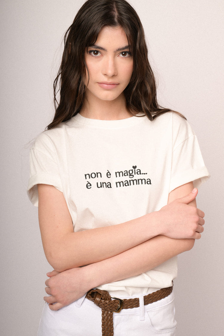 T-shirt in cotone bianco con scritta ricamata