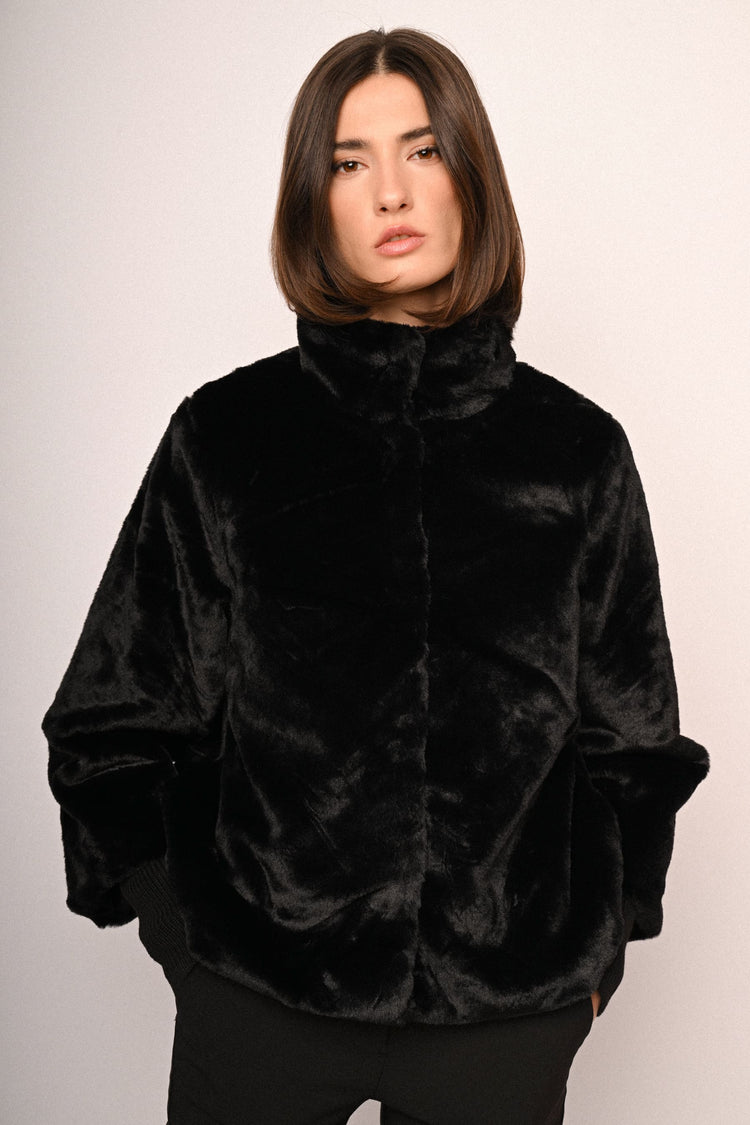 Giacca in faux fur con maniche in maglia