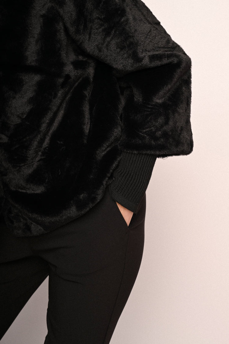 Giacca in faux fur con maniche in maglia