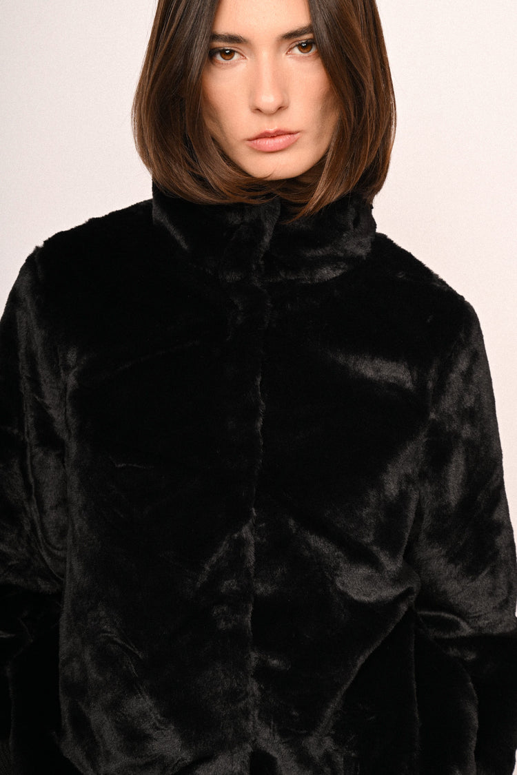 Giacca in faux fur con maniche in maglia