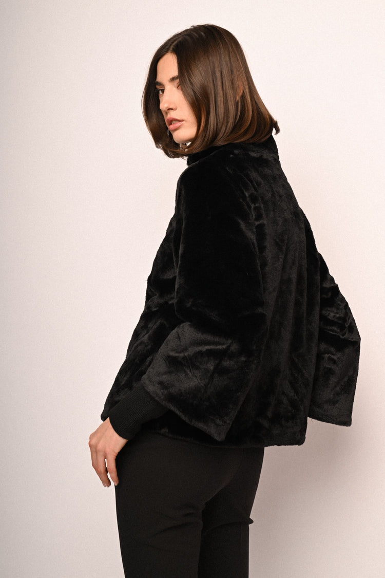 Giacca in faux fur con maniche in maglia