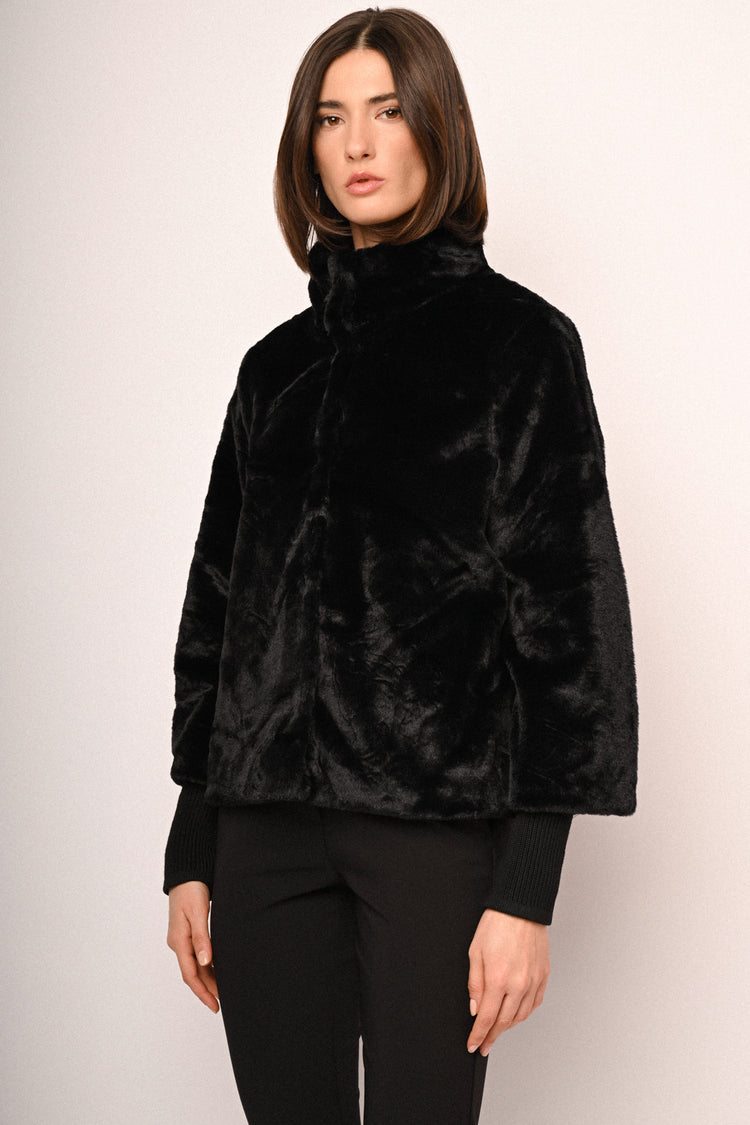 Giacca in faux fur con maniche in maglia
