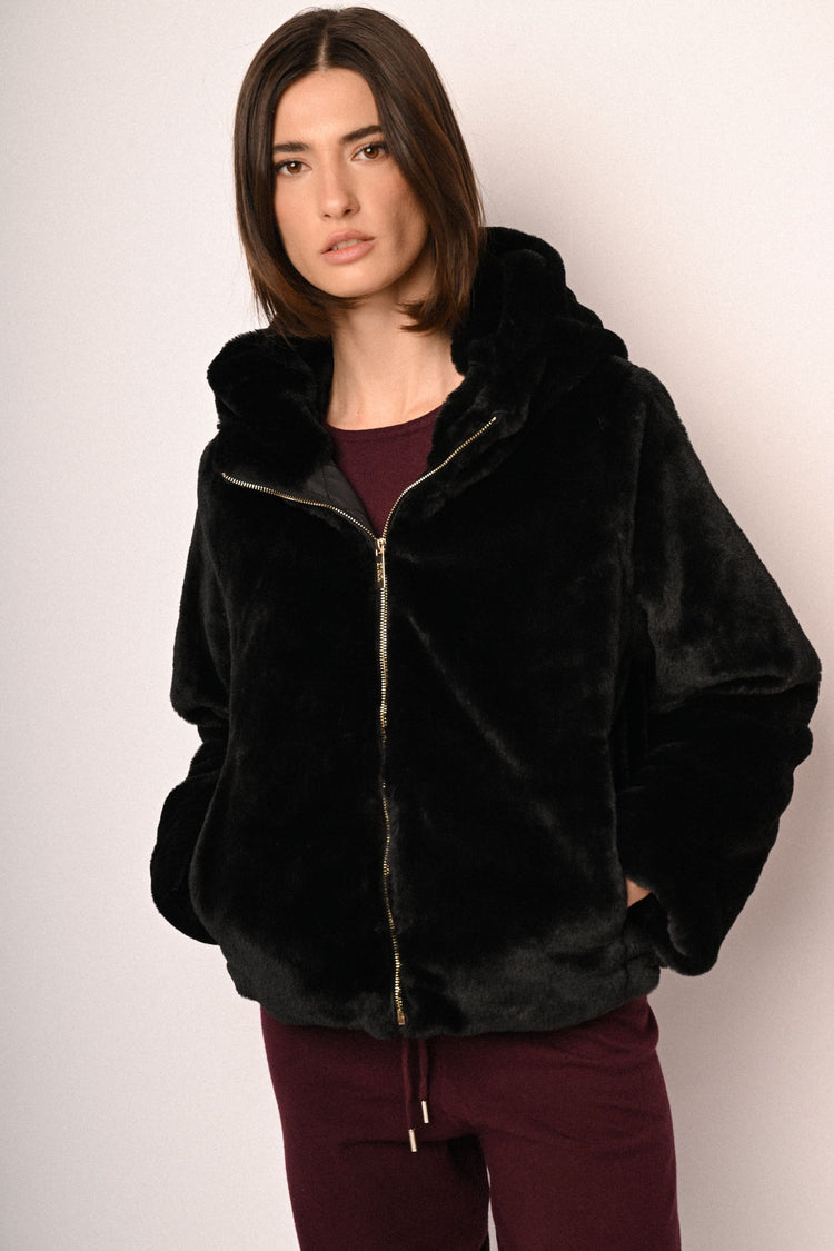 Giacca corta in faux fur con cappuccio
