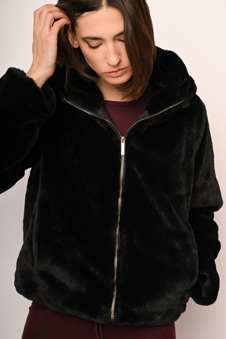 Giacca corta in faux fur con cappuccio