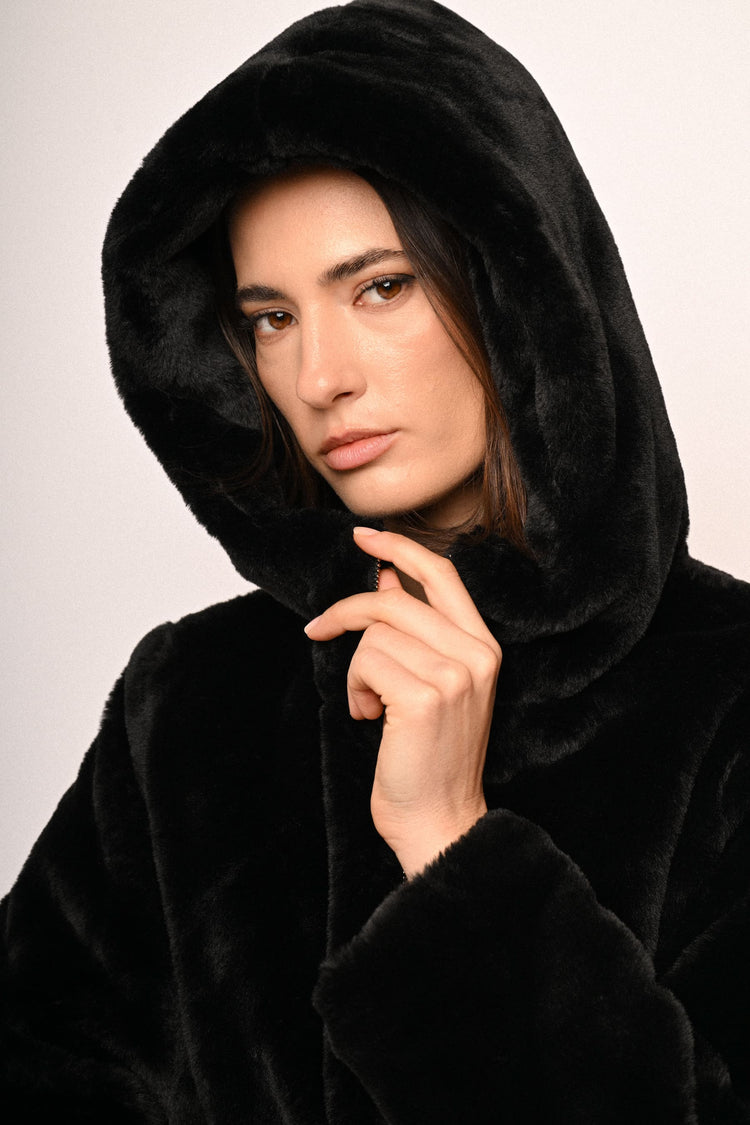 Giacca corta in faux fur con cappuccio