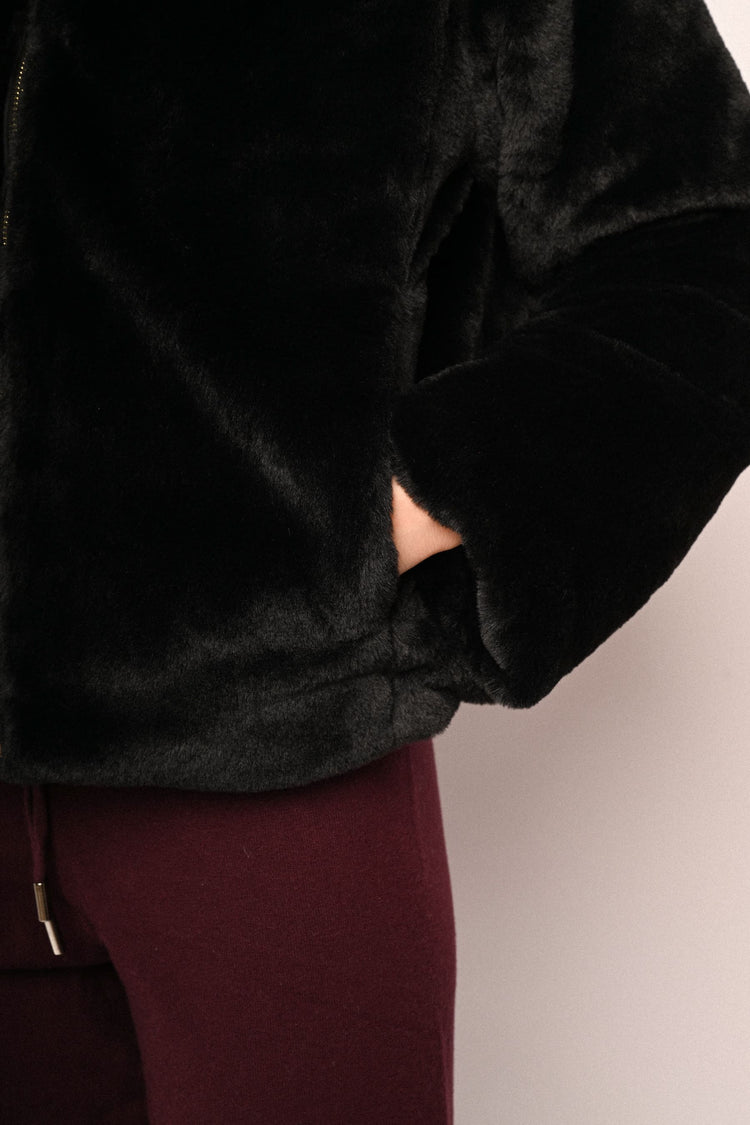 Giacca corta in faux fur con cappuccio