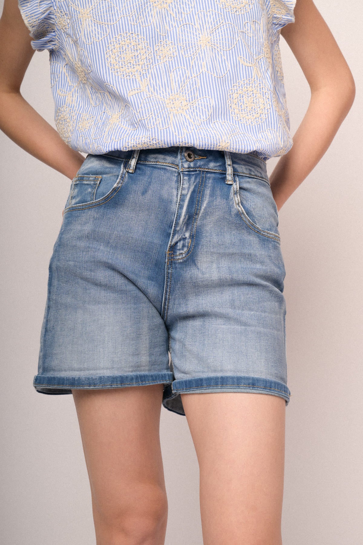 Shorts denim con risvolto