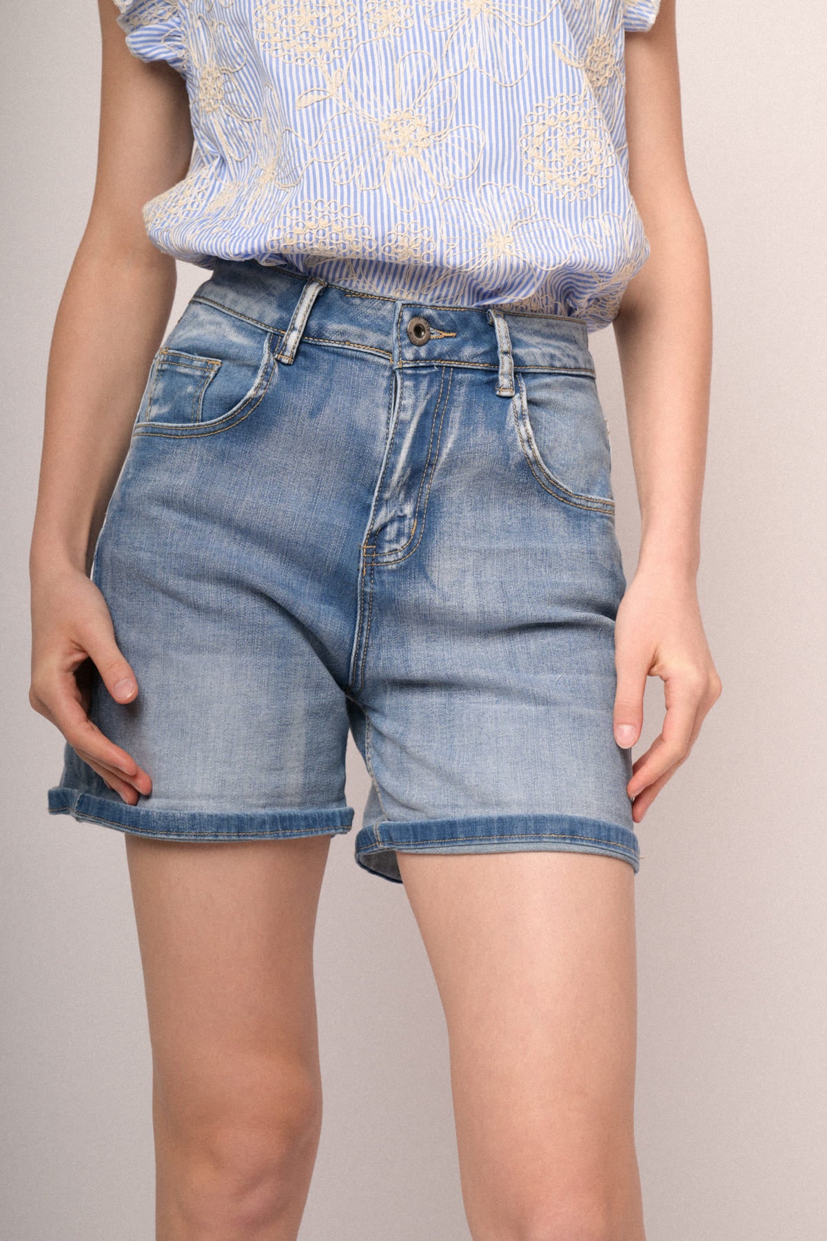 Shorts denim con risvolto