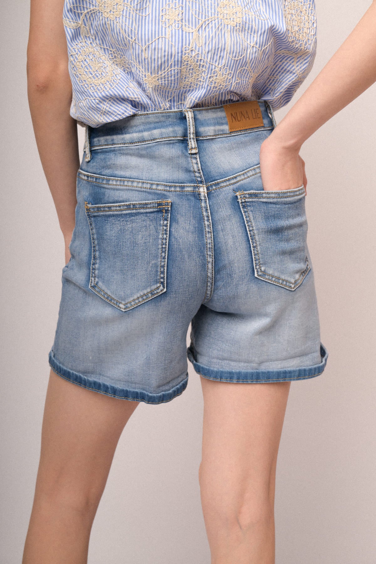Shorts denim con risvolto