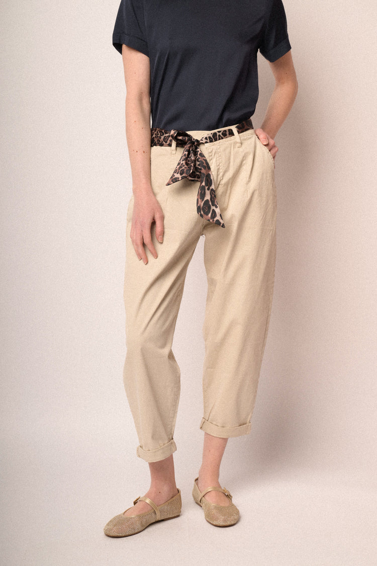 Pantaloni baggy in cotone beige con cintura-foulard
