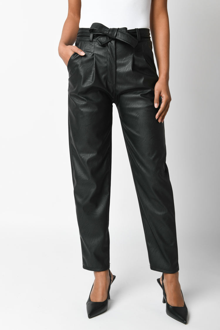 Pantaloni in similpelle con cintura