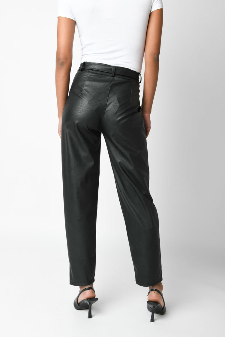 Pantaloni in similpelle con cintura