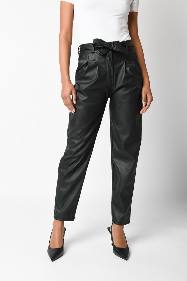 Pantaloni in similpelle con cintura