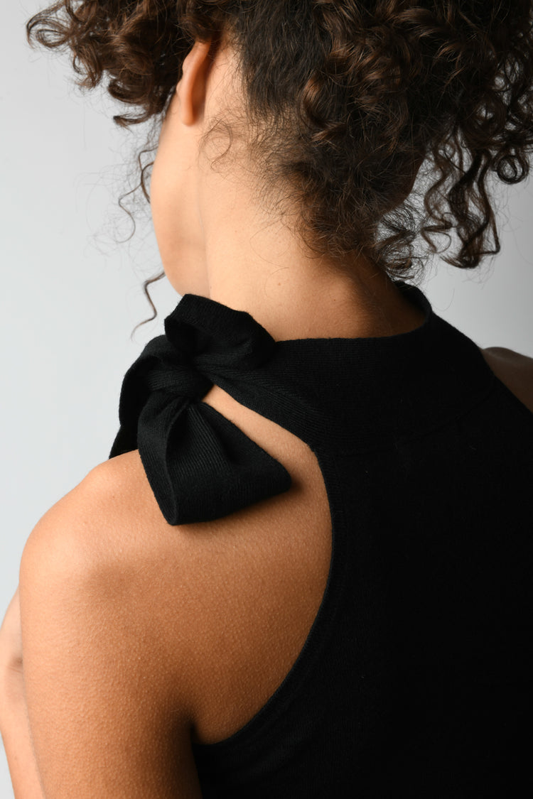 Top con bande in pizzo e fiocco