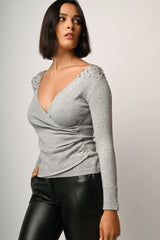 Pull con scollo incrociato e strass