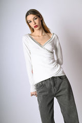 Pull a incrocio con decorazione gioiello