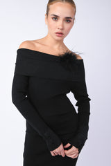 Mini abito in maglia con spilla a piume