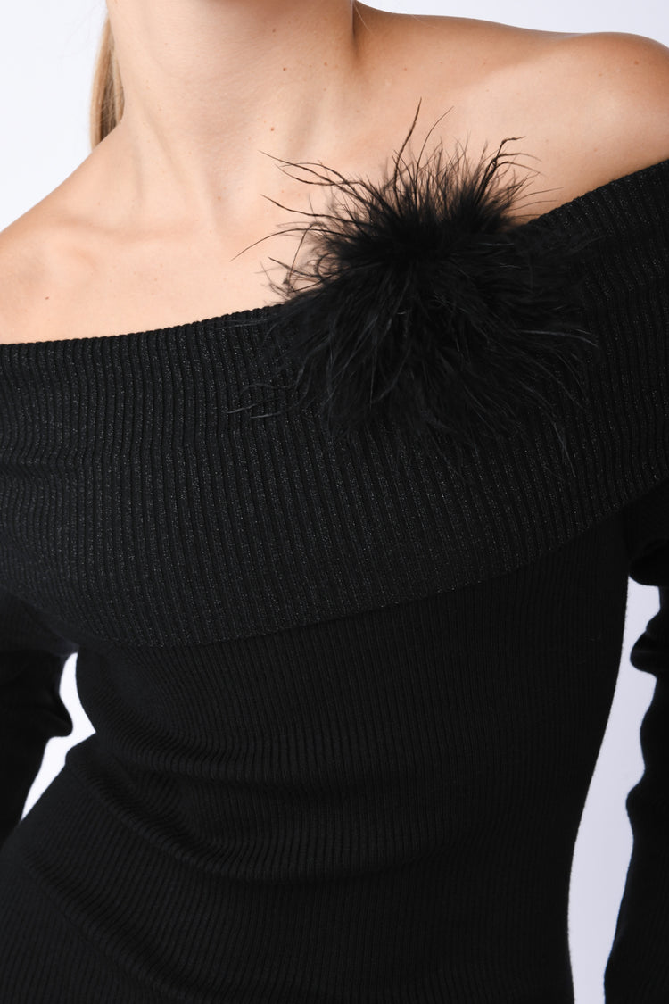 Mini abito in maglia con spilla a piume