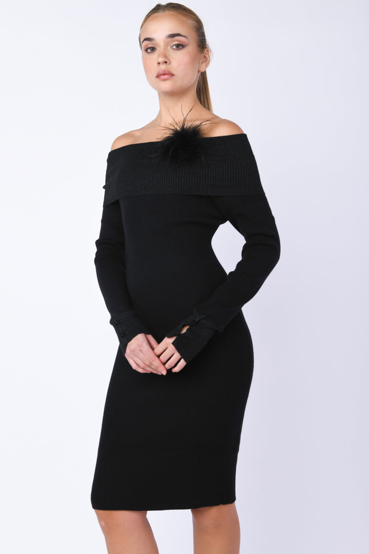 Mini abito in maglia con spilla a piume