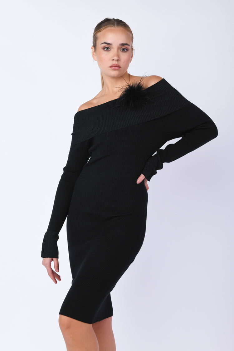 Mini abito in maglia con spilla a piume
