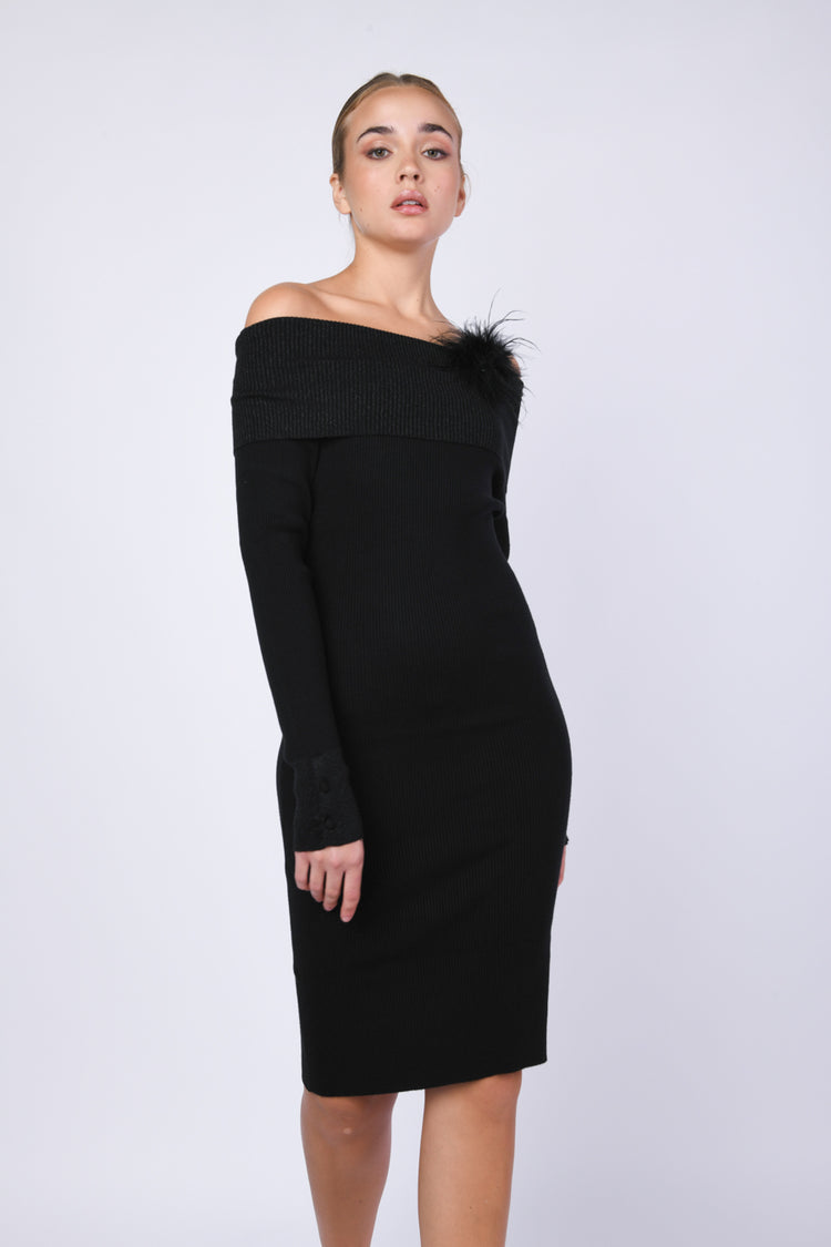 Mini abito in maglia con spilla a piume