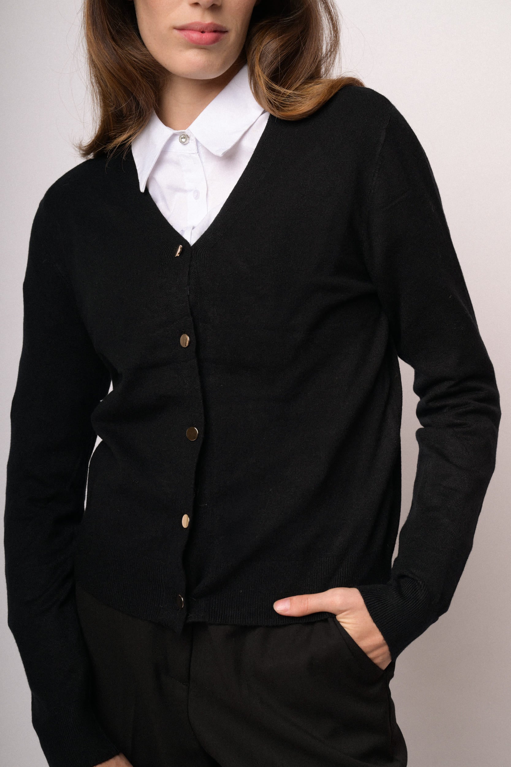 Cardigan nero con bottoni dorati