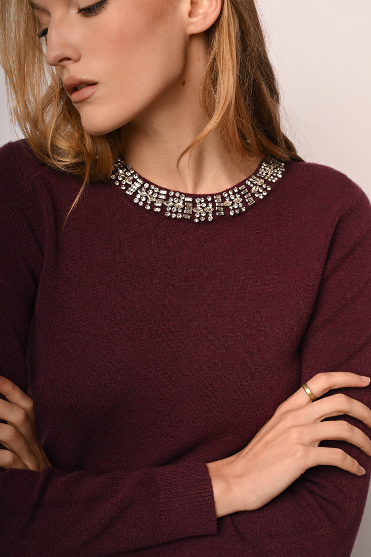 Pull con scollo profilato in strass