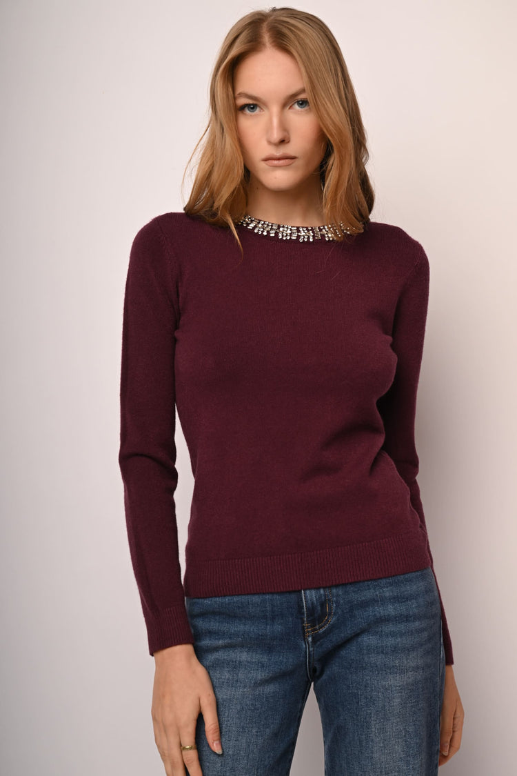 Pull con scollo profilato in strass