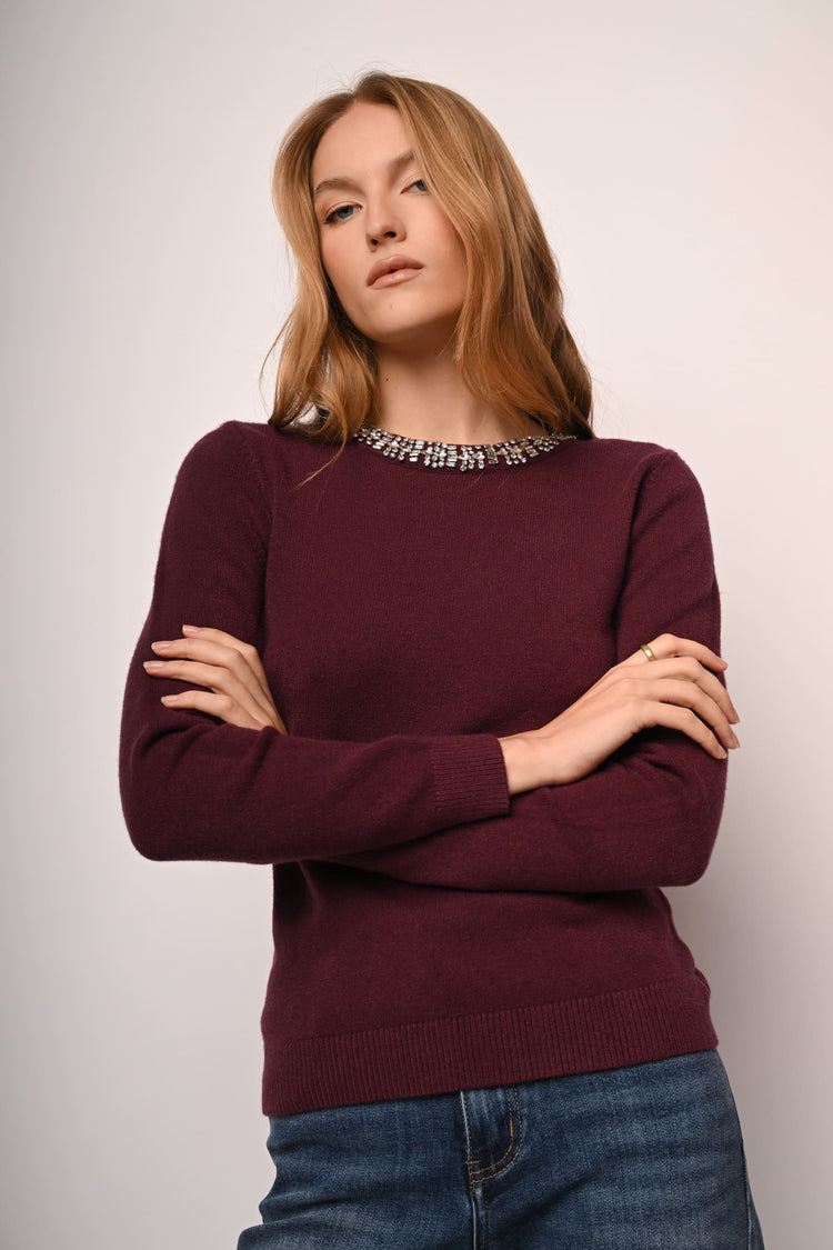 Pull con scollo profilato in strass