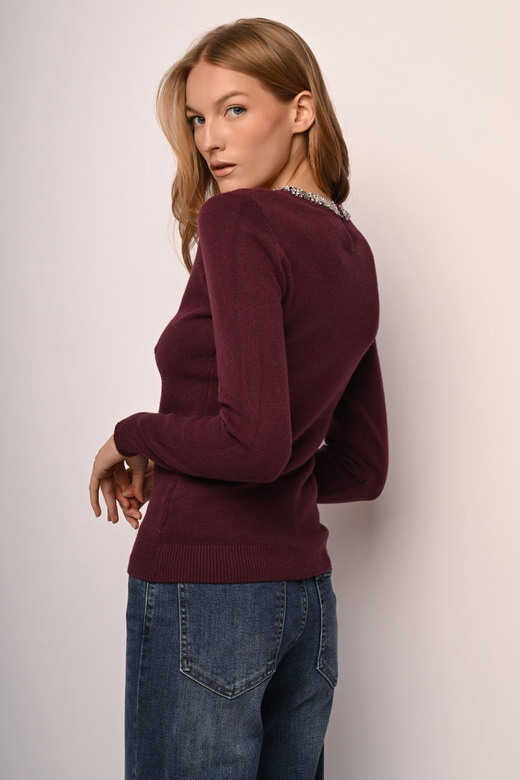 Pull con scollo profilato in strass