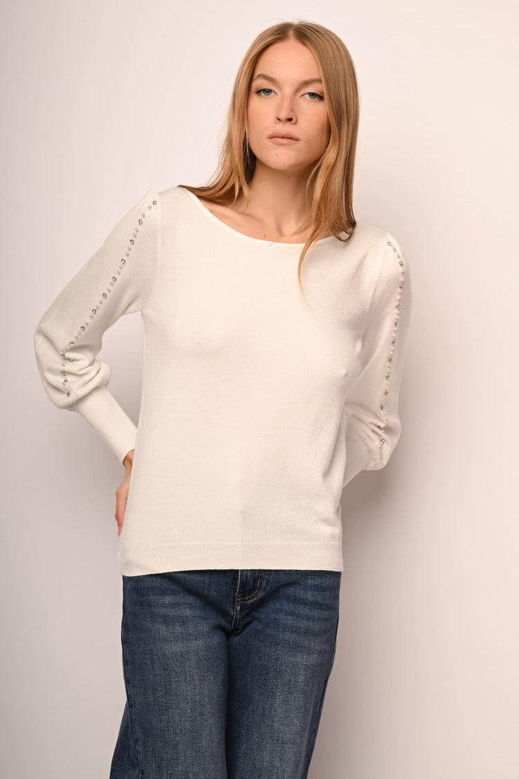 Pull con perline e strass sulle maniche