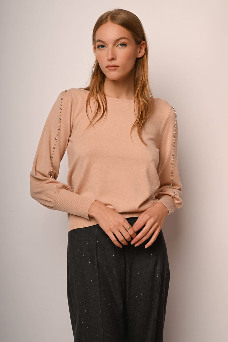 Pull con perline e strass sulle maniche