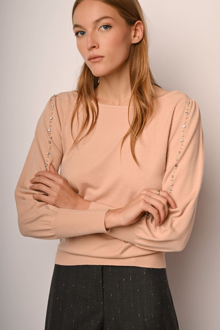 Pull con perline e strass sulle maniche
