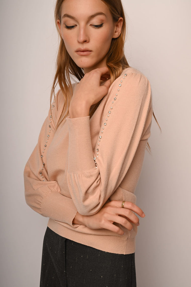 Pull con perline e strass sulle maniche
