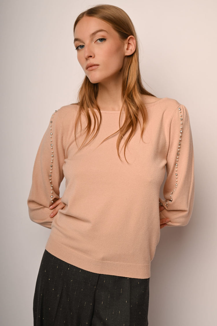 Pull con perline e strass sulle maniche