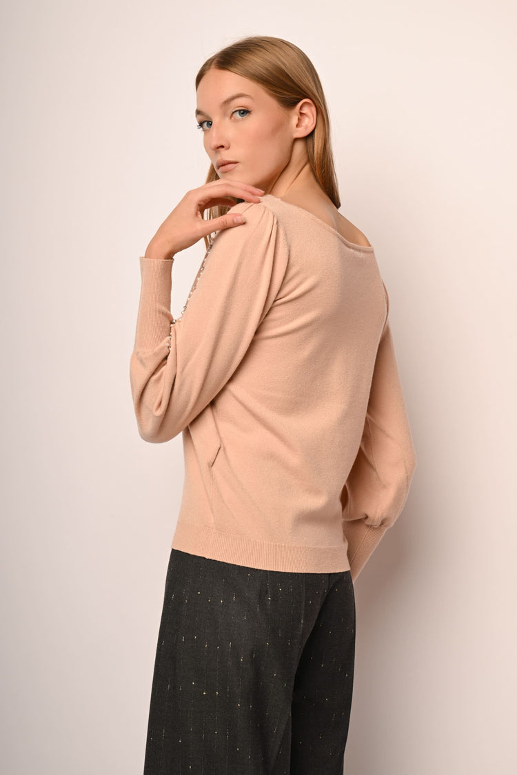 Pull con perline e strass sulle maniche