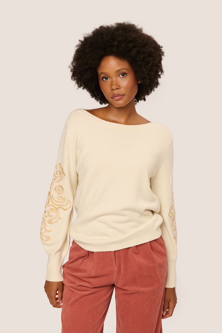 Pull con ricami sulle maniche