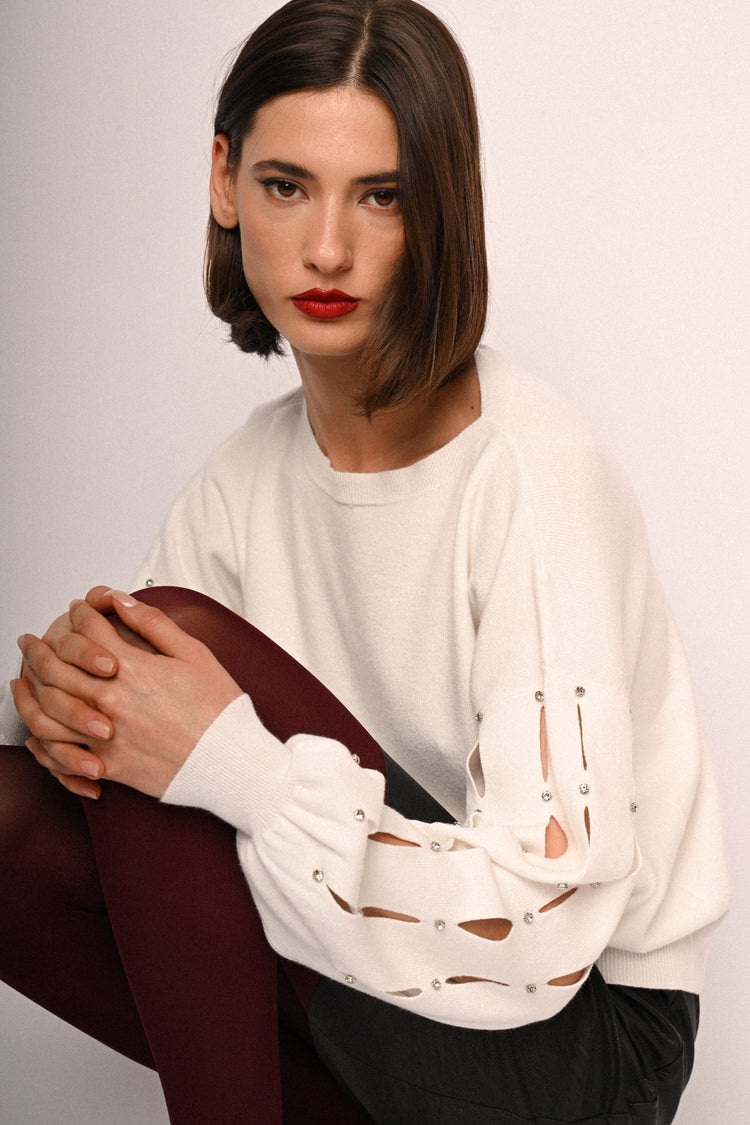 Pull con cut-outs e strass sulla maniche