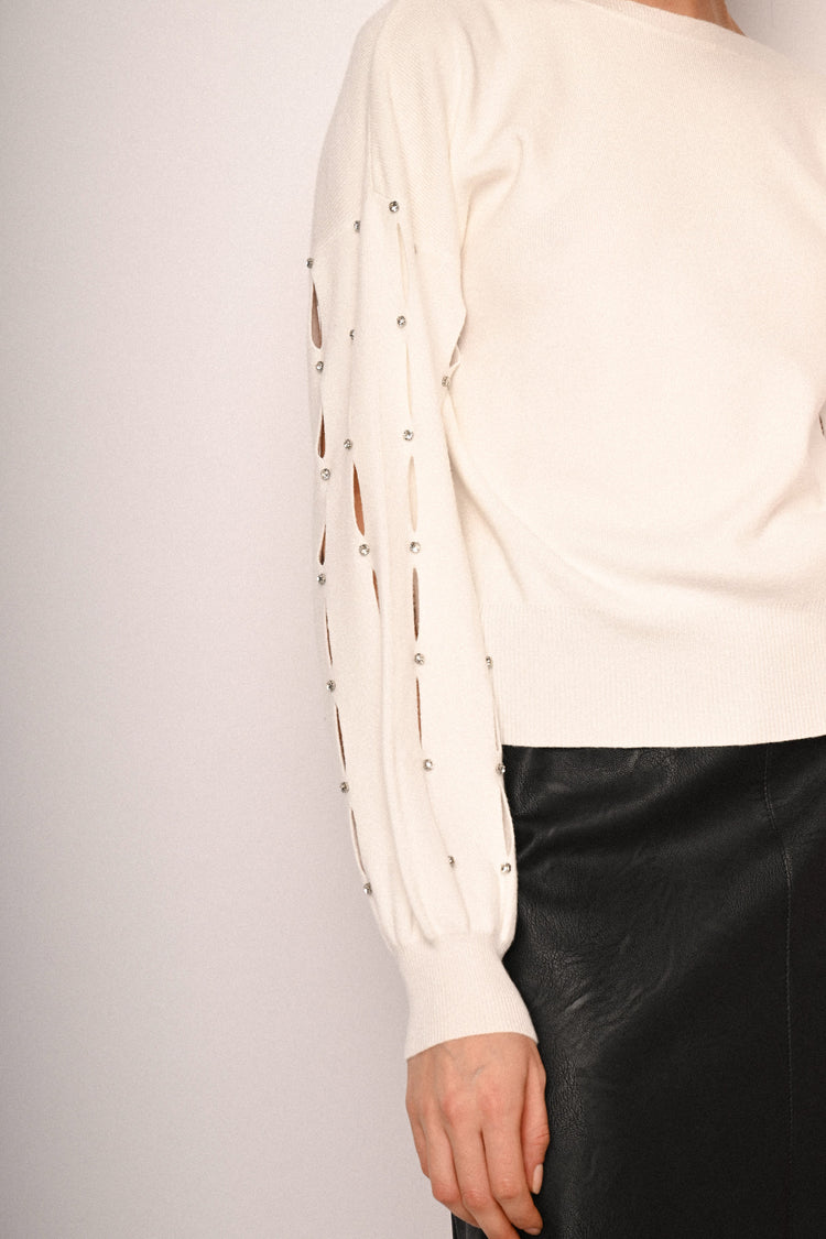 Pull con cut-outs e strass sulla maniche