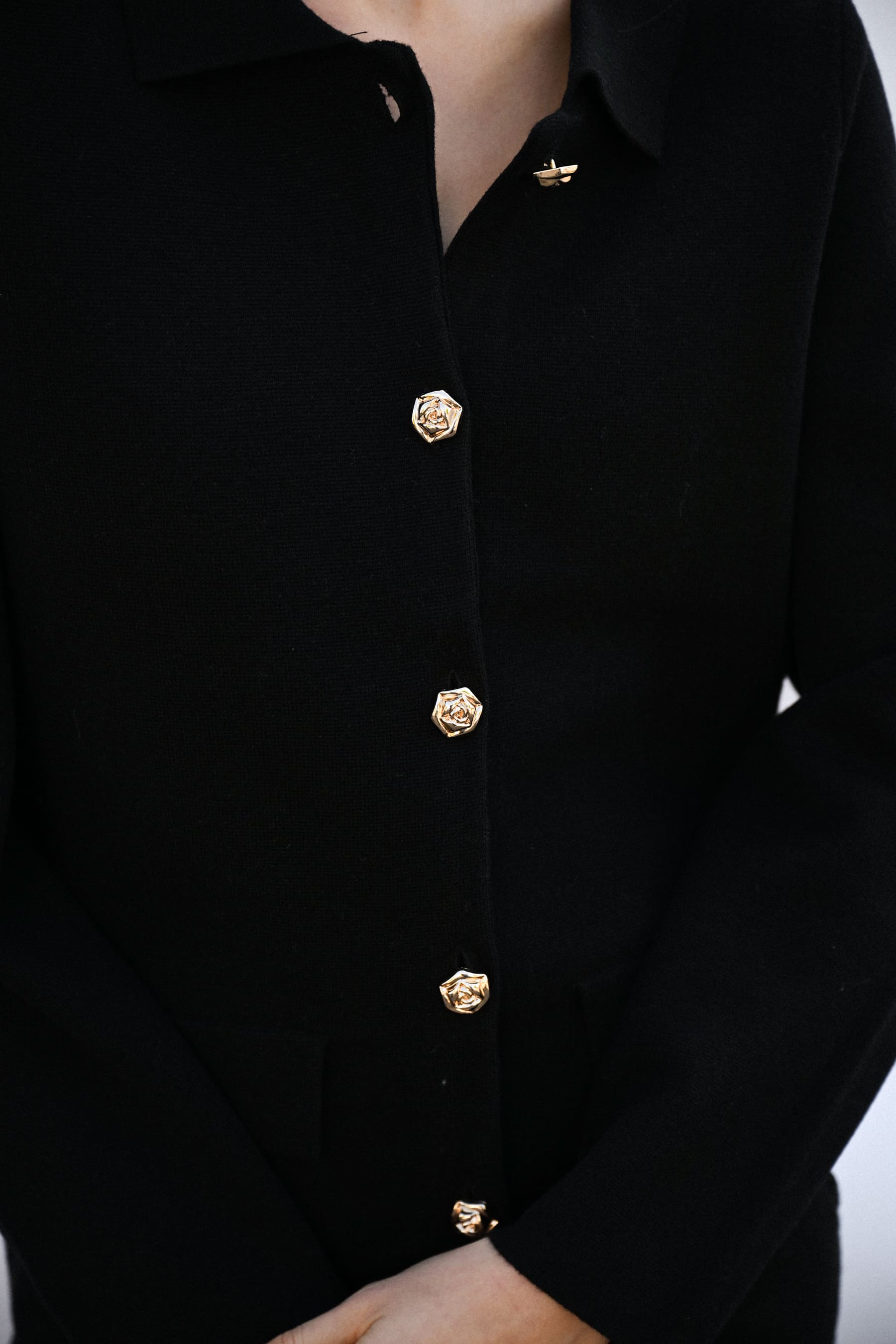 Cardigan con colletto e bottoni gioiello