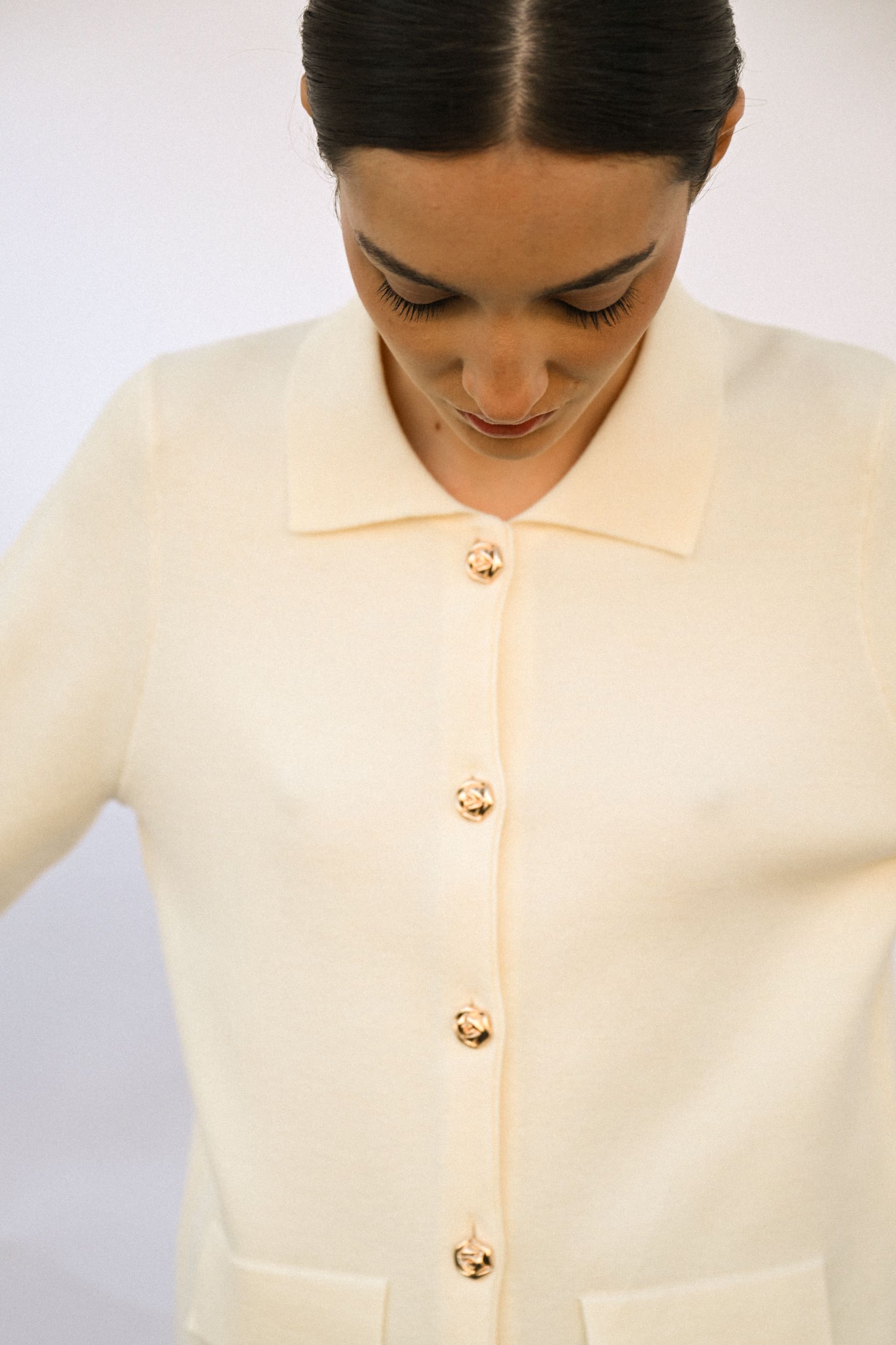 Cardigan con colletto e bottoni gioiello